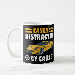 Leicht von Autos abgelenkt Kaffeetasse