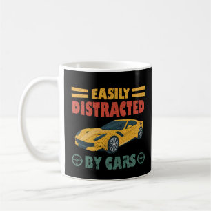 Leicht von Autos abgelenkt Kaffeetasse
