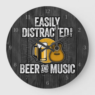 Leicht von Bier und Musik abgelenkt Große Wanduhr