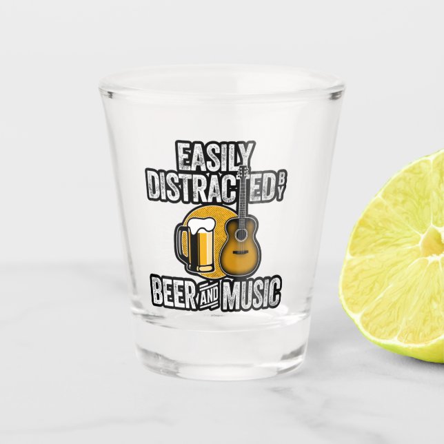 Leicht von Bier und Musik abgelenkt Schnapsglas (Vorderseite)