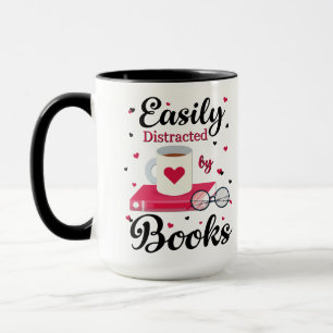 Leicht von Büchern abgelenkt Tasse