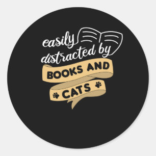 Leicht von Büchern und Katzen abgelenkt Katzen Runder Aufkleber