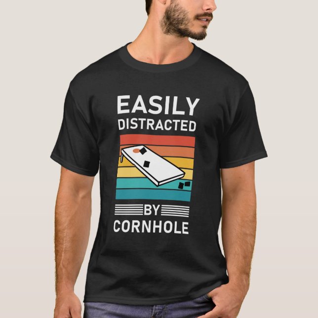Leicht von Cornhole abgelenkt T-Shirt (Vorderseite)
