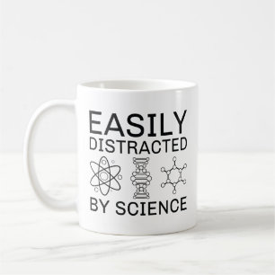 Leicht von der Wissenschaft abgelenkt Kaffeetasse