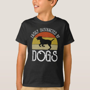 Leicht von Hunden abgelenkt T-Shirt
