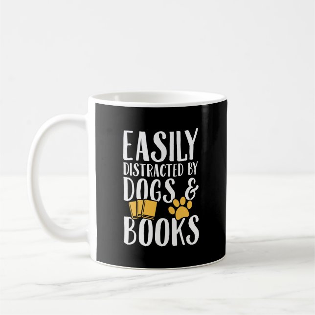 Leicht von Hunden und Büchern abgelenkt Kaffeetasse (Links)