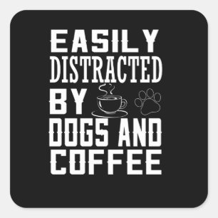 leicht von Hunden und Kaffee abgelenkt Quadratischer Aufkleber