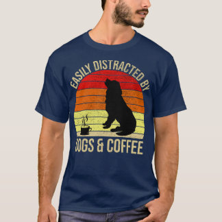Leicht von Hunden und Kaffee abgelenkt T-Shirt