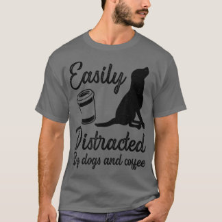 Leicht von Hunden und Kaffee abgelenkt T-Shirt