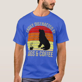 Leicht von Hunden und Kaffee abgelenkt T-Shirt