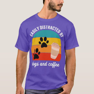 Leicht von Hunden und Kaffee abgelenkt T-Shirt