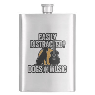 Leicht von Hunden und Musik abgelenkt Flachmann