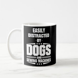 Leicht von Hunden und Nähmaschinen abgelenkt Kaffeetasse