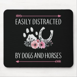 Leicht von Hunden und Pferden abgelenkt Mousepad