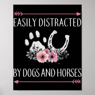Leicht von Hunden und Pferden abgelenkt Poster