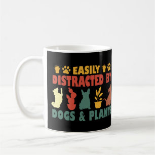 Leicht von Hunden und Pflanze abgelenkt Kaffeetasse