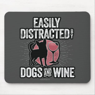 Leicht von Hunden und Wein abgelenkt Mousepad