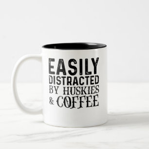 Leicht von Huskies und Kaffee abgelenkt Zweifarbige Tasse