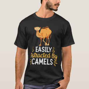 Leicht von Kamelen abgelenkt T-Shirt
