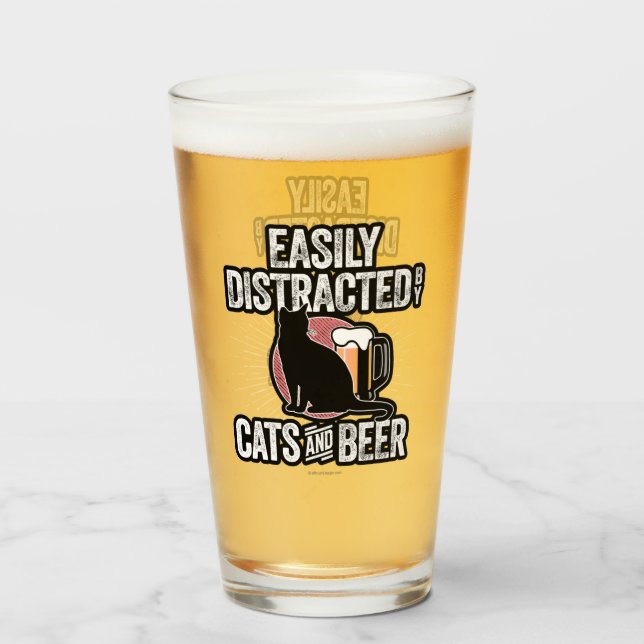 Leicht von Katzen und Bier abgelenkt Glas (Vorne (Gefüllt))
