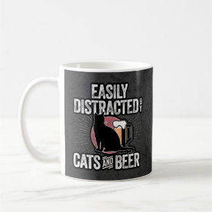 Leicht von Katzen und Bier abgelenkt Kaffeetasse