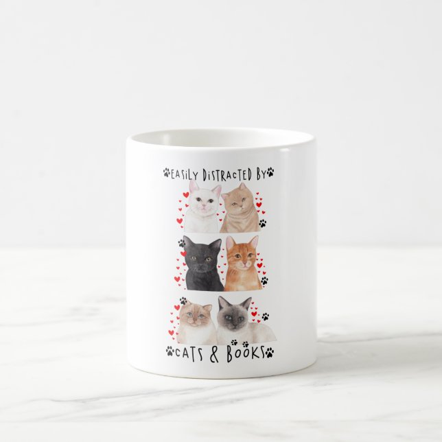 Leicht von Katzen und Büchern abgelenkt Kaffeetasse (Mittel)