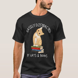 Leicht von Katzen und Büchern abgelenkt Katzenbuch T-Shirt
