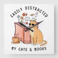 Leicht von Katzen und Büchern abgelenkt