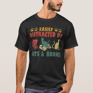 Leicht von Katzen und Büchern abgelenkt T-Shirt