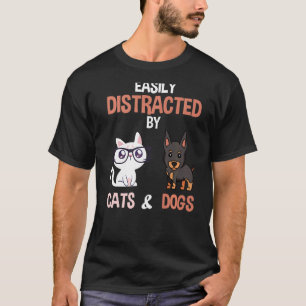 Leicht von Katzen und Hunden abgelenkt T-Shirt