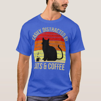 Leicht von Katzen und Kaffee abgelenkt T-Shirt