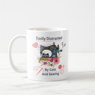 Leicht von Katzen und Nähmaschinen abgelenkt Kaffeetasse