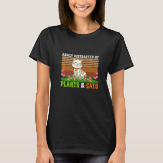 Leicht von Katzen und Pflanze abgelenkt T-Shirt
