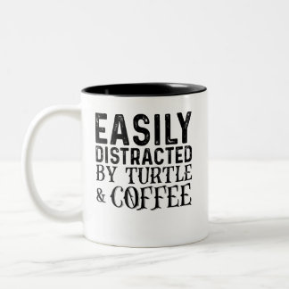 Leicht von Schildkröte und Kaffee abgelenkt Zweifarbige Tasse