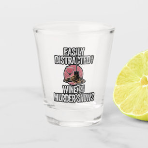 Leicht von Wein- und Murdershows abgelenkt Schnapsglas