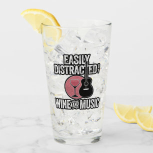 Leicht von Wein und Musik abgelenkt Glas