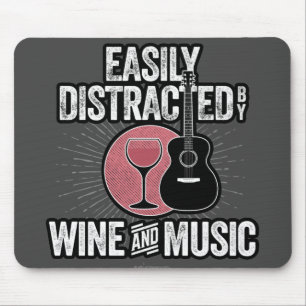 Leicht von Wein und Musik abgelenkt Mousepad