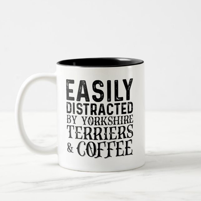Leicht von Yorkshire Terriers und Coffee abgelenkt Zweifarbige Tasse (Links)