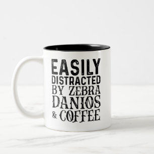 Leicht von Zebra Danios und Kaffee abgelenkt Zweifarbige Tasse