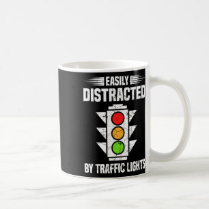 Leichte Ampel leicht abgelegen durch Verkehr L Kaffeetasse