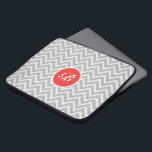Leichte graue Zickzack Muster Textur Monogramm Laptopschutzhülle<br><div class="desc">Elegantes,  hellgraues und weißes Retro-Zickzack geometrisches nahtloses Muster mit Leinenstruktur und anpassbarem,  optionalem Monogramm. Touch orange-rot.</div>