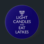 LEICHTE KANDER UND ESSEN LETTEN BUTTON<br><div class="desc">Spaß für Chanukah. LEICHTE KANDER UND ESSEN LATKES mit einer Menorah. Design basierend auf der britischen Moral von 1939.</div>