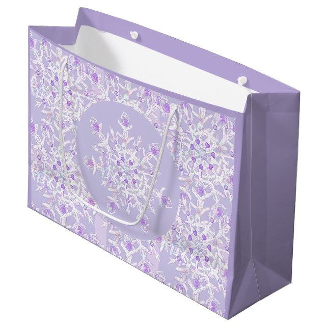 leichte lila Schneeflocke & glitzerndes Herz Große Geschenktüte (Vorderseite Schrägansicht)