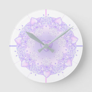 leichte lila Schneeflocke & glitzerndes Herz Runde Wanduhr