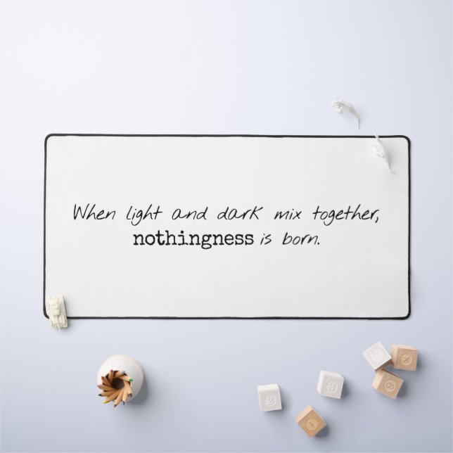 Leichte und dunkle Schreibtischmatte (Kindertisch)