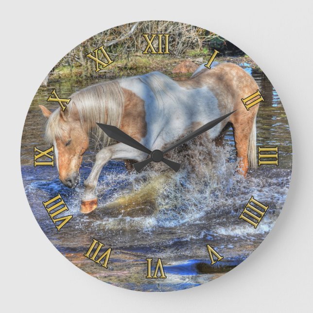 Leichter PalominoPintoStallion, der im Teich Große Wanduhr (Vorderseite)