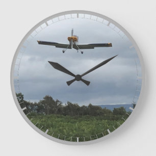 Leichtflugzeuge kommen ins Land. Große Uhr