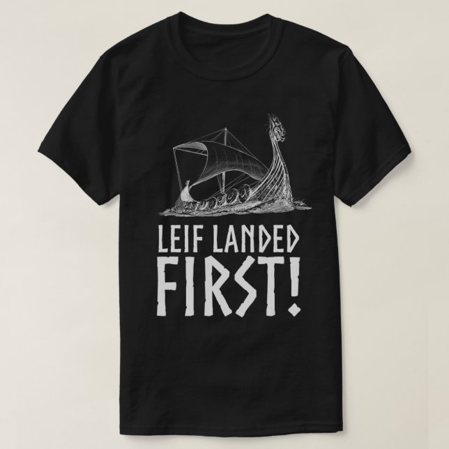 Leif Landed Erste Wikinglongship Mittelalterliche  T-Shirt (Design vorne)