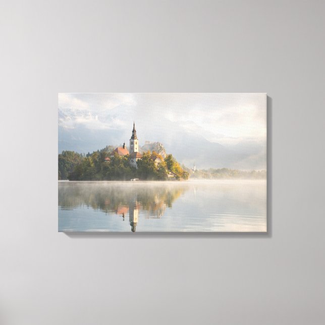 Leinwand für den Sonnenaufgang Foggy Bled Lake (Vorderseite)