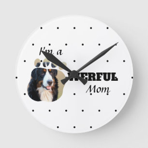 Leistungsstarke Cat/Hund-Mama-Textpaws fügen dem F Runde Wanduhr